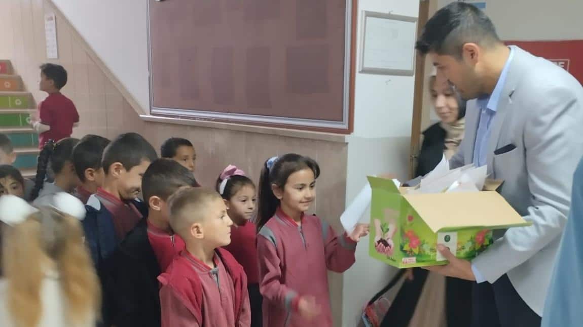 “Her Çocuk Bir Fidan, İlk Ders Yeşil Vatan” Mottosuyla Tüm Öğrencilerimize Yaşayan Kalem Hediye Ettik.